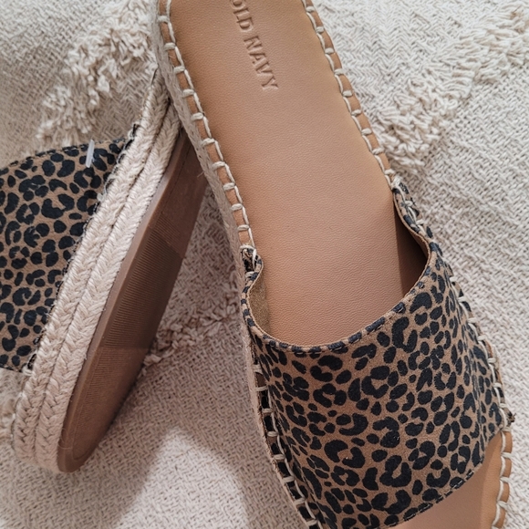 Old navy Leopard Flats sandals (they fit a 8.5) - Picture 6 of 8